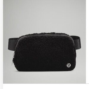 Lululemon Everywhere Belt Bag in Black Fleece